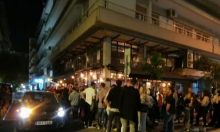 Θεσσαλονίκη: Απίστευτες εικόνες συνωστισμού έξω από παραλιακά καφέ-μπαρ